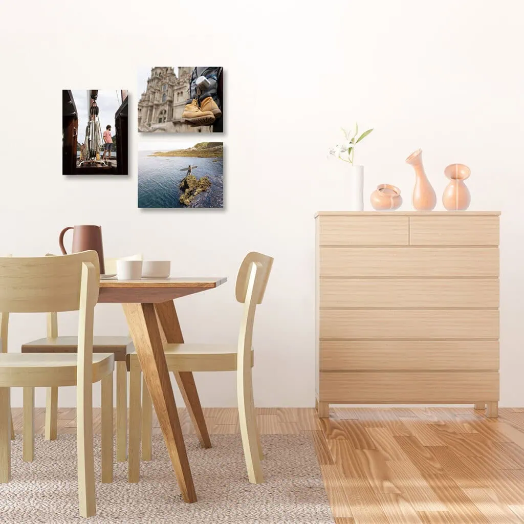Imágenes de decoración minimalista en interior con cuadros de paisajes en la pared.