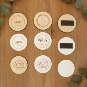 Etiquetas de bienvenida para boda personalizadas, de madera y papel, con nombres y fechas. Decoración original para eventos especiales.