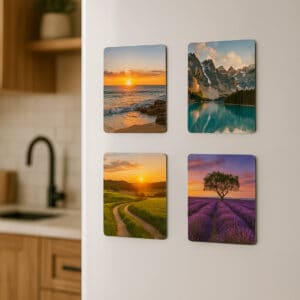 Imágenes de cuadros con paisajes en la pared de una cocina moderna.