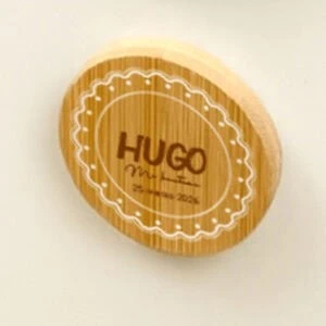Talo de madera con nombre personalizado para bodas y eventos especiales.