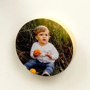 Niño pequeño sentado con melón en un entorno natural al aire libre.