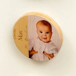 Sonriente bebé en marcador de madera con mensaje personalizado.