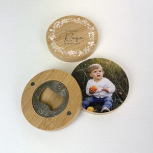 1. Lata de madera personalizada para bautizo con decoración floral y foto del bebé.