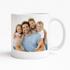 Disfruta de un momento familiar con una taza personalizada con foto de una familia feliz y sonriente.