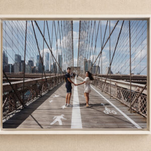 Pareja en el puente de Brooklyn en Nueva York, vista urbana y moderna.